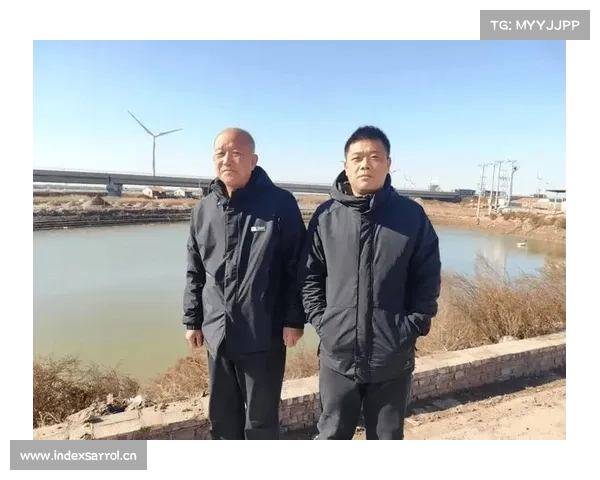 你的样子丨6分11秒！老“父子俩”冰冷虾池里救出翻车“母子俩”